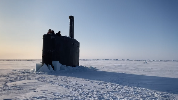 Американская атомная подлодка пробила лед в Арктике