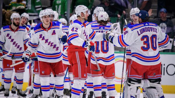Хоккеисты Нью-Йорк Рейнджерс празднуют победу в матче НХЛ