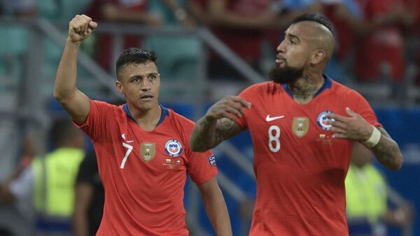 Чилийские футболисты Алексис Санчес и Артуро Видаль в матче за национальную сборную