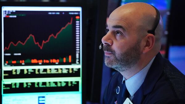  Трейдеры в момент закрытия торгов на Нью-Йоркской фондовой бирже