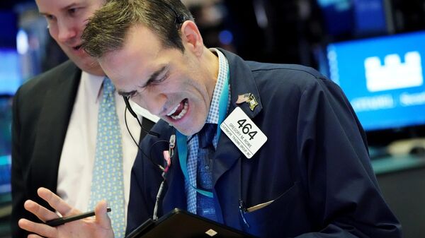  Трейдеры в момент закрытия торгов на Нью-Йоркской фондовой бирже