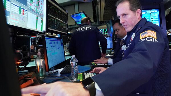 Трейдеры в момент закрытия торгов на Нью-Йоркской фондовой бирже