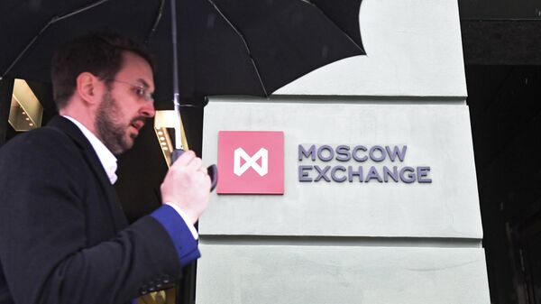 Прохожий возле здания Московской биржи