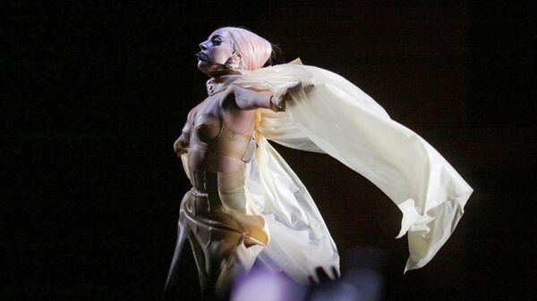 Певица Леди Гага во время выступления в Москве