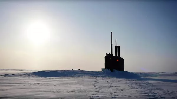 北極でのアメリカ原子力潜水艦トレドの浮上