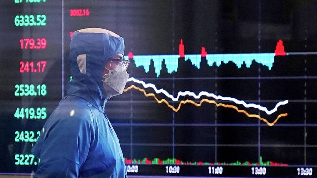 Сотрудник в защитном костюме в здании Шанхайской фондовой биржи