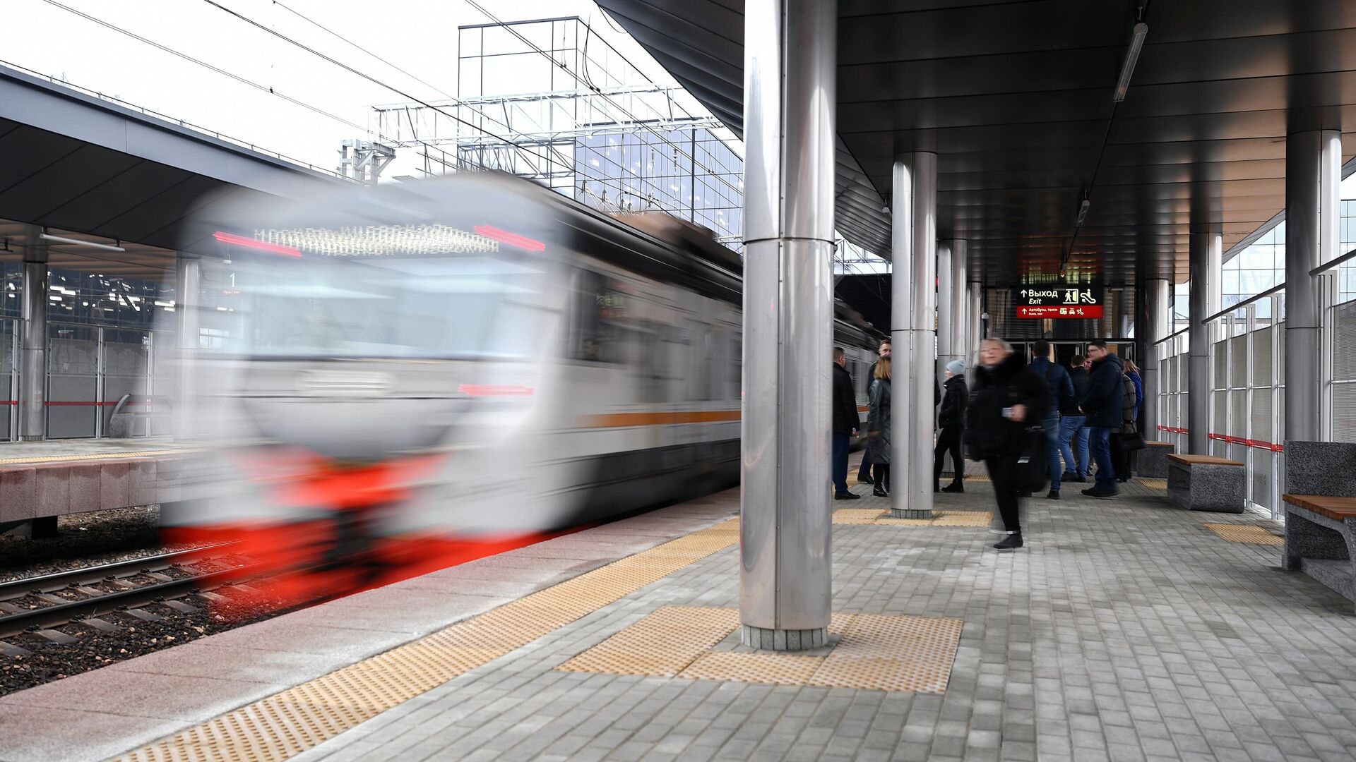 Пассажиры на открытии пересадочного узла Московского центрального диаметра на станции Победа Киевского направления - РИА Новости, 1920, 08.02.2021