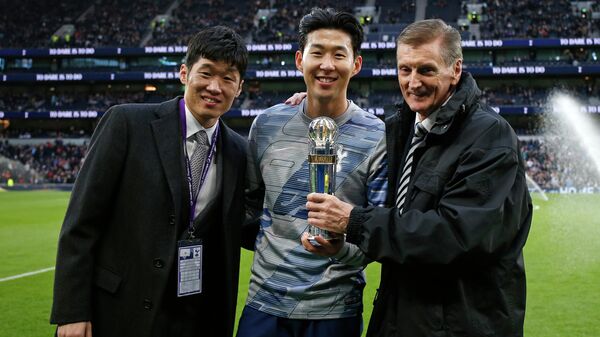 Южнокорейские футболисты Пак Чжи Сун и Сон Хын Мин с Энди Роксбургом