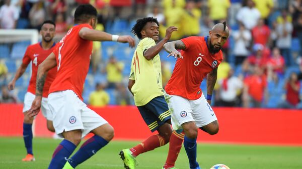Хавбек сборной Колумбии Хуан Куадрадо и полузащитник сборной Чили Артуро Видаль