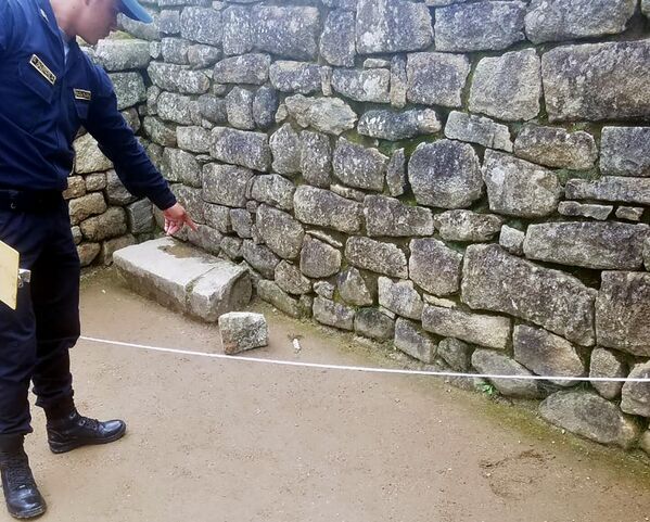 Цитадель инков Мачу-Пикчу в Перу, где туристы выбили камень из стены