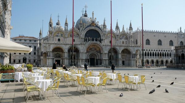 Пустой ресторан на площади Сан-Марко в Венеции, Италия