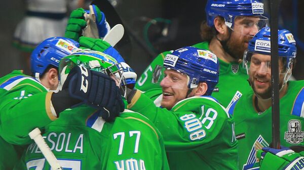 Хоккеисты Салавата Юлаев радуются победе