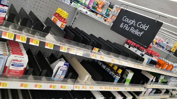 Пустые полки в супермаркете Walmart, где раньше были антисептики, средства от простуды и другие товары