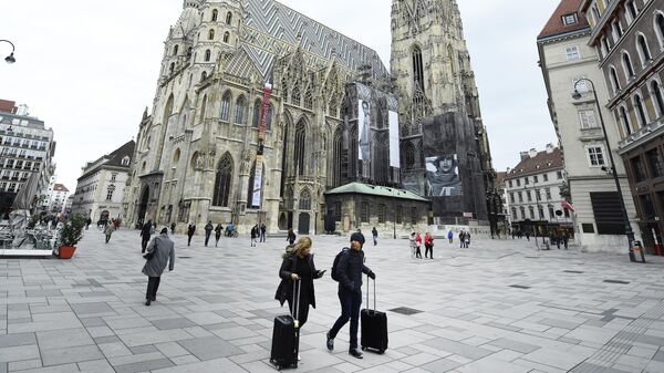 Прохожие на площади у Собора святого Стефана в Вене, закрытого в связи с коронавирусом