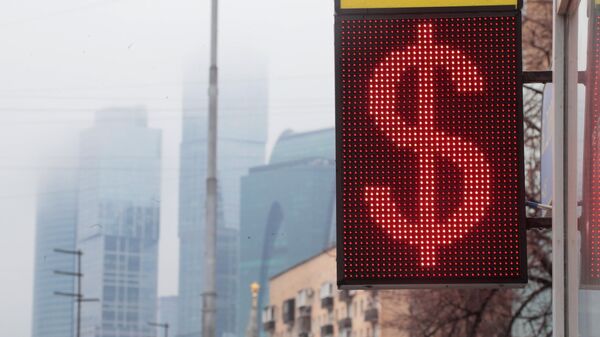Табло с символом доллара на обменном пункте в Москве