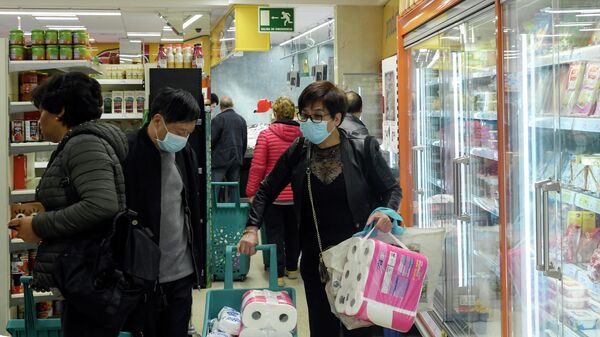 Люди в защитных масках делают покупки в супермаркете