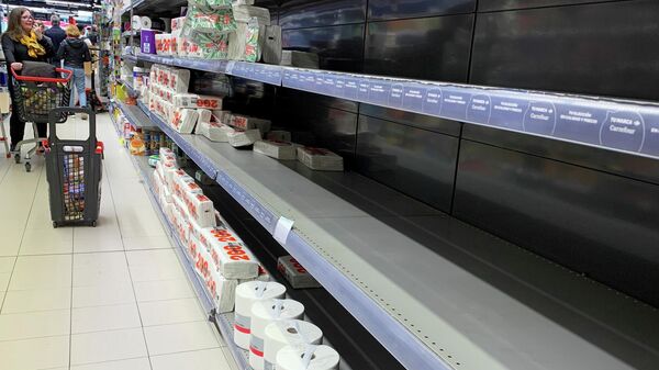 Пустые полки в супермаркете в центре Мадрида, Испания. 10 марта 2020 