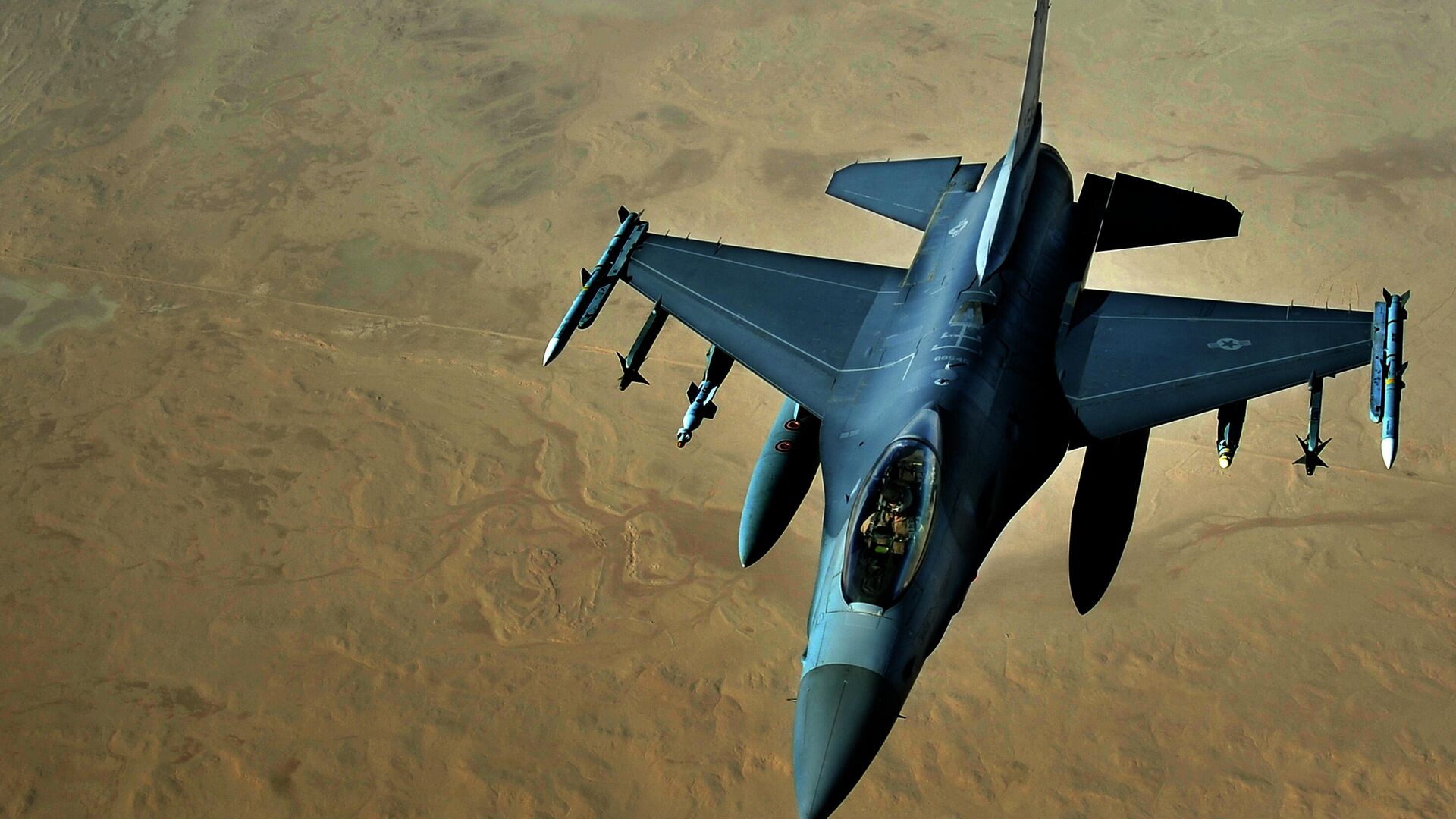 Истребитель ВВС США F-16 над территорией Ирака Истребитель ВВС США F-16 над территорией Ирака - РИА Новости, 1920, 30.09.2020