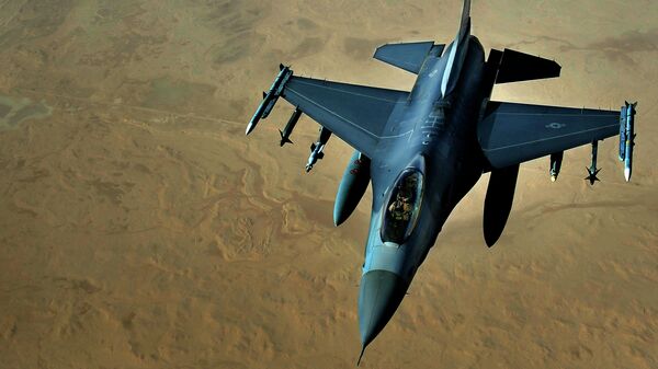 Истребитель ВВС США F-16 над территорией Ирака