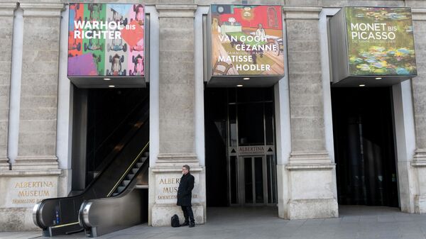 Галерея Альбертина в Вене, Австрия,  закрытая в целях предотвращения с распространения коронавируса. 11 марта 2020
