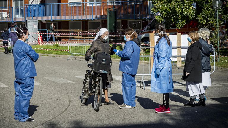 Пункт медицинского осмотра неподалеку от городской больницы в Новаре