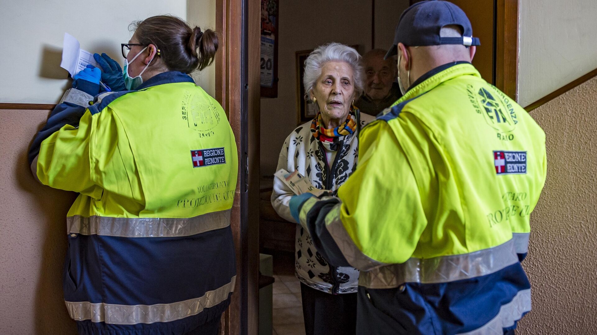 Сотрудники социальной службы доставляют продукты людям пожилого возраста - РИА Новости, 1920, 09.10.2020