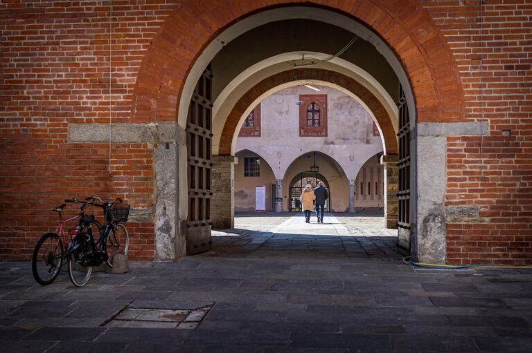 Люди на одной из улиц Новары Люди на одной из улиц Новары