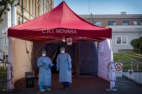 Сотрудники Красного креста Италии в пункте медицинского осмотра в городе Новара
