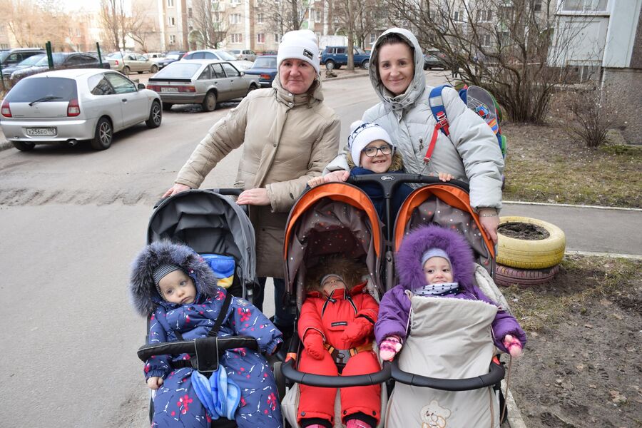 Родившая тройню жительница Воронежа Наталья Стороженко, с детьми