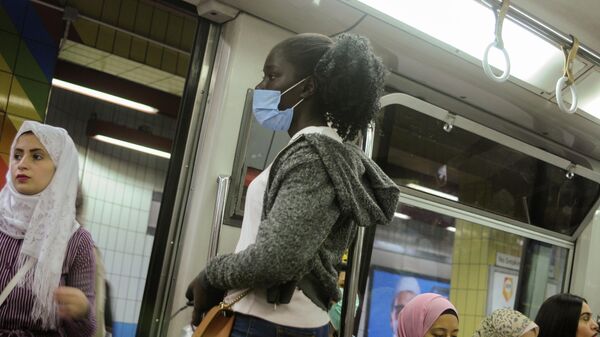 Женщина в защитной маске во время поездки на метро по линии Шубра-эль-Хайма  на окраине Каира, Египет 