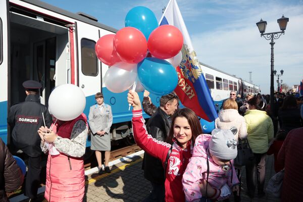 Пассажиры во время открытия регулярного пригородного железнодорожного сообщения между Крымом и Краснодарским краем