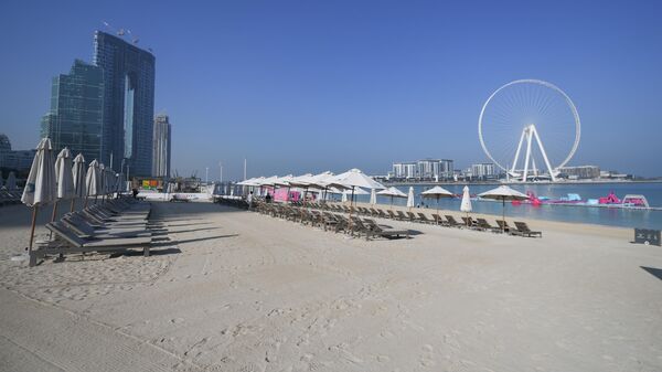 Пустой пляж в Дубае