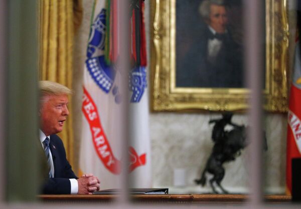 Президент США Дональд Трамп во время прямой телевизионной трансляции о пандемии коронавируса COVID-19, Вашингтон Президент США Дональд Трамп во время прямой телевизионной трансляции о пандемии коронавируса COVID-19, Вашингтон