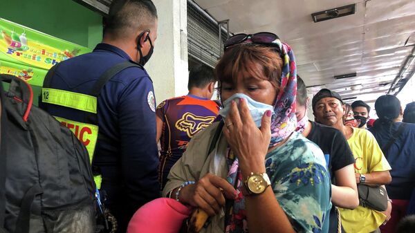 Женщина в очереди на автовокзале  города Кубао, Филиппины. 13 марта 2020