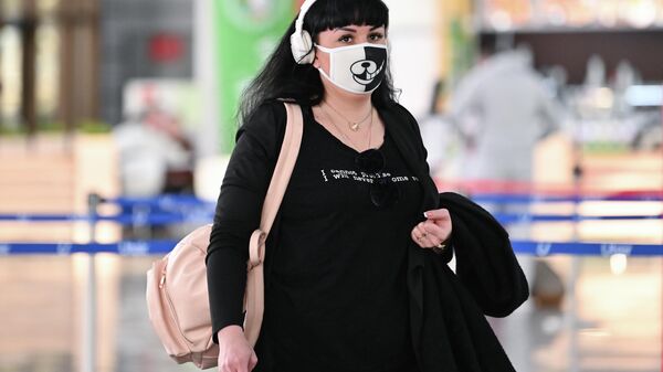 Пассажирка в медицинской маске в аэропорту Сочи