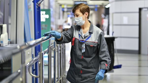 Сотрудница клининговой службы проводит уборку в аэропорту