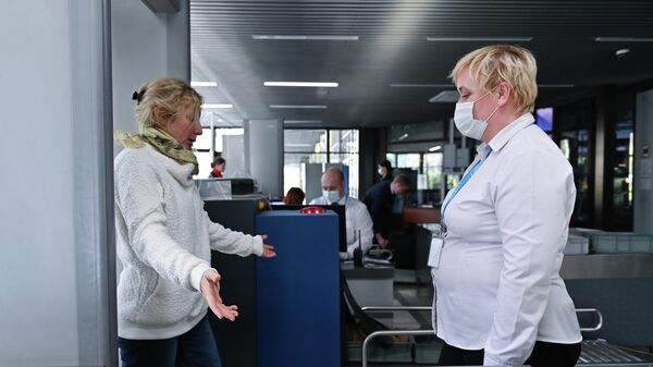 Работники таможенной службы проводят осмотр ручной клади и багажа граждан в аэропорту Сочи