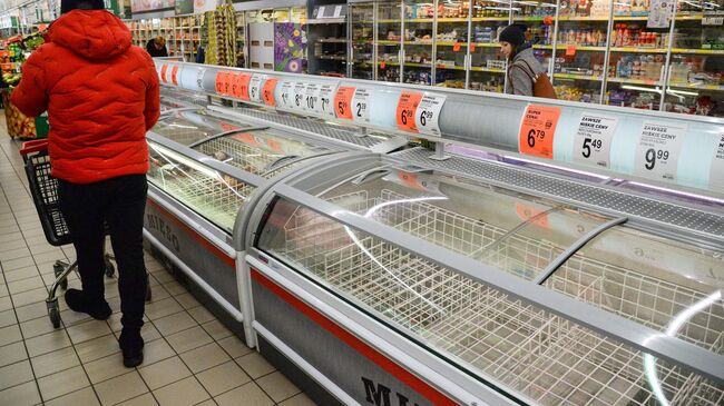 Покупатели в продуктовом магазине в Варшаве