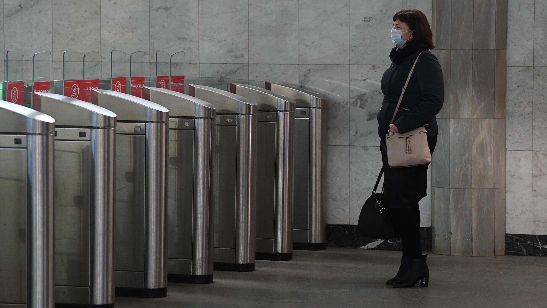 Женщина в медицинской маске на входе в Московский метрополитен - РИА Новости, 1920, 28.02.2021