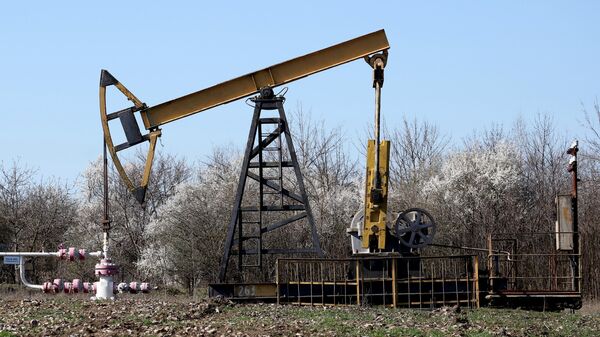 Нефтяной станок-качалка на Абино-Украинском нефтегазовом месторождении в Краснодарском крае
