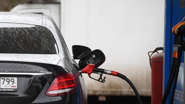 Заправка автомобиля на АЗС Газпромнефть в Москве