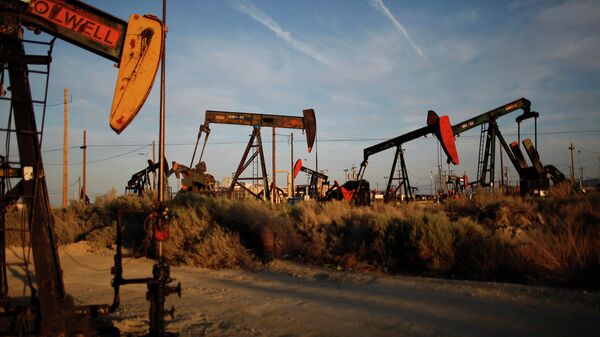 Нефтяные станки-качалки на месторождении сланцевой нефти Монтерей в США