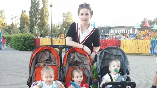 Наталья на прогулке с тройней