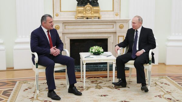 Президент РФ Владимир Путин и президент Южной Осетии Анатолий Бибилов во время встречи