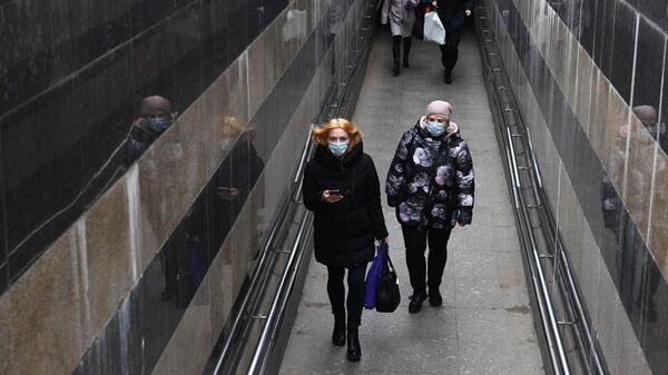 Прохожие в медицинских масках в Москве