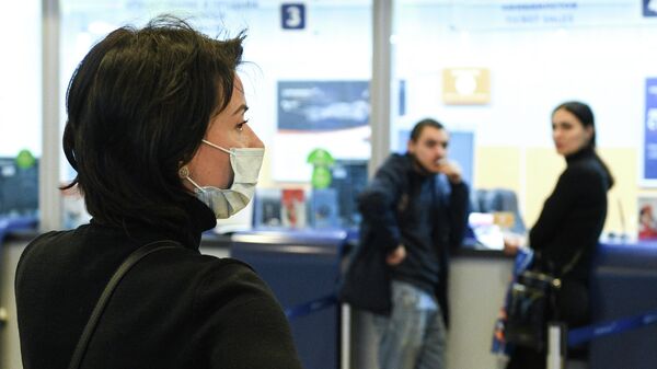 Пассажир в защитной маске в аэропорту Шереметьево 