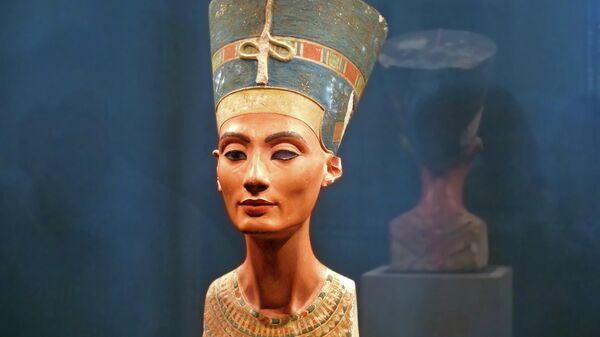 Бюст Нефертити в музее в Берлине