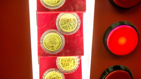 Сувенирные монеты в автомате метро Москвы