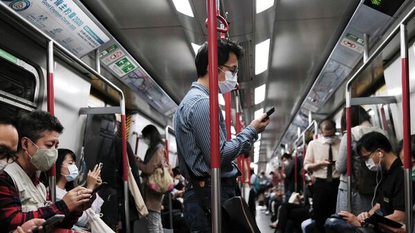 Пассажиры метро в Гонконге, Китай