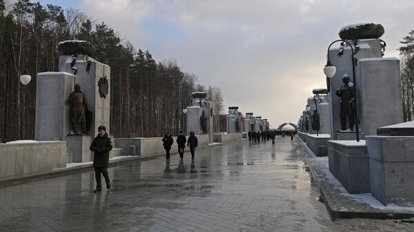 Посетители на Федеральном военном мемориальном кладбище в Московской области